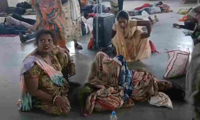 स्वास्थ्य सेवाओं की लापरवाही का आरोप, स्टेशन पर महिला ने बच्चे को जन्म दिया