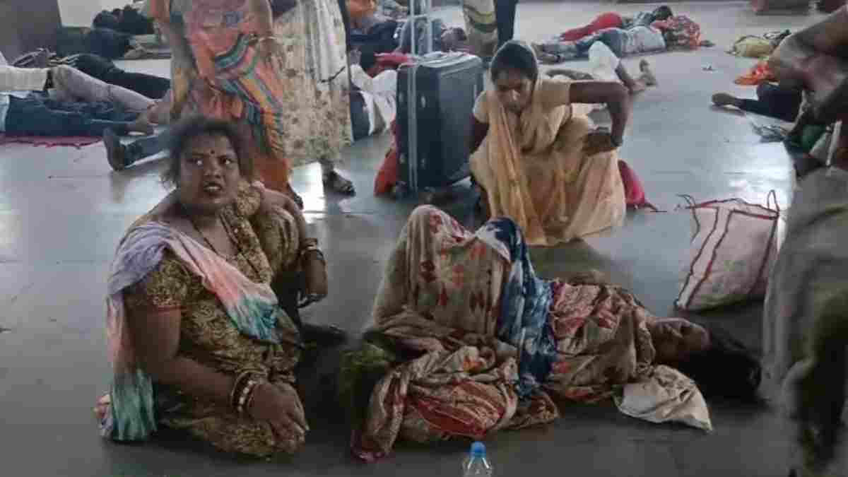 स्वास्थ्य सेवाओं की लापरवाही का आरोप, स्टेशन पर महिला ने बच्चे को जन्म दिया