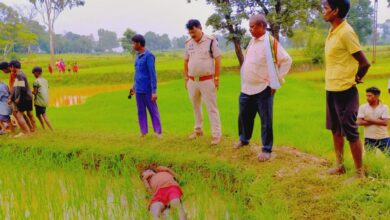धान की सिंचाई के दौरान करंट लगने से किसान की मौत, खेत में मिला शव; अवैध बिजली हुकिंग की आशंका धान की सिंचाई के दौरान करंट लगने से किसान की मौत, खेत में मिला शव; अवैध बिजली हुकिंग की आशंका