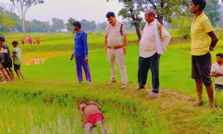 धान की सिंचाई के दौरान करंट लगने से किसान की मौत, खेत में मिला शव; अवैध बिजली हुकिंग की आशंका धान की सिंचाई के दौरान करंट लगने से किसान की मौत, खेत में मिला शव; अवैध बिजली हुकिंग की आशंका