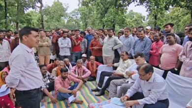 रेल परियोजना से पहले ग्रामीणों का विरोध, बोले- अधिकारों के साथ हो जमीन अधिग्रहण रेल परियोजना से पहले ग्रामीणों का विरोध, बोले- अधिकारों के साथ हो जमीन अधिग्रहण
