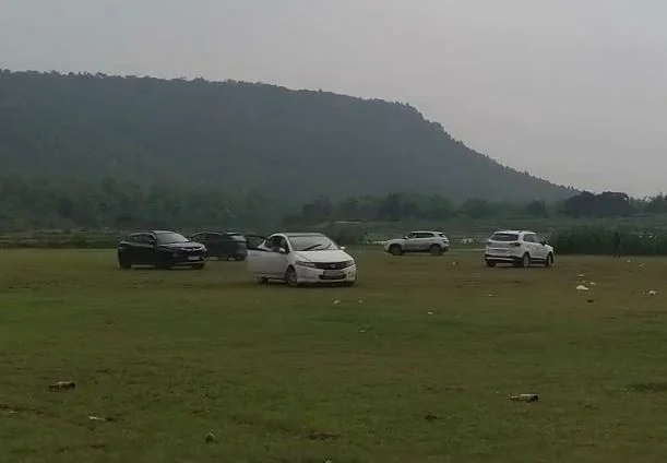 मोरभंज में कार से डेयरिंग स्टंट, सोशल मीडिया पर वायरल हुआ वीडियो मोरभंज में कार से डेयरिंग स्टंट, सोशल मीडिया पर वायरल हुआ वीडियो