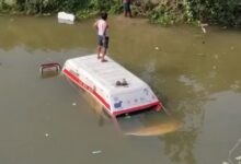 ब्रेक फेल होने से नदी में गिरी एंबुलेंस, डेढ़ घंटे के रेस्क्यू के बाद निकाला गया वाहन