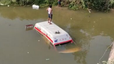 ब्रेक फेल होने से नदी में गिरी एंबुलेंस, डेढ़ घंटे के रेस्क्यू के बाद निकाला गया वाहन