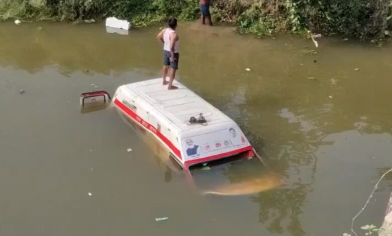 ब्रेक फेल होने से नदी में गिरी एंबुलेंस, डेढ़ घंटे के रेस्क्यू के बाद निकाला गया वाहन ब्रेक फेल होने से नदी में गिरी एंबुलेंस, डेढ़ घंटे के रेस्क्यू के बाद निकाला गया वाहन