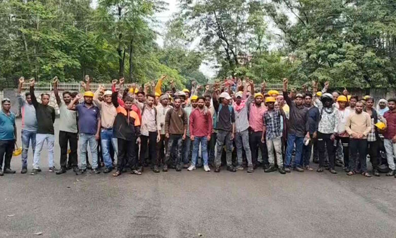 वेतन नहीं मिलने पर बंसल इंफ्राटेक के 150 श्रमिकों ने काम बंद कर किया प्रदर्शन वेतन नहीं मिलने पर बंसल इंफ्राटेक के 150 श्रमिकों ने काम बंद कर किया प्रदर्शन