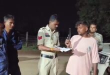 बाजार में कट्टा लहराकर दहशत फैलाने वाला युवक गिरफ्तार, हथियार सप्लायर भी पकड़ा गया बाजार में कट्टा लहराकर दहशत फैलाने वाला युवक गिरफ्तार, हथियार सप्लायर भी पकड़ा गया