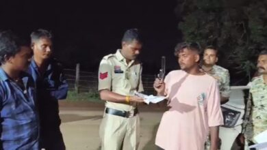 बाजार में कट्टा लहराकर दहशत फैलाने वाला युवक गिरफ्तार, हथियार सप्लायर भी पकड़ा गया बाजार में कट्टा लहराकर दहशत फैलाने वाला युवक गिरफ्तार, हथियार सप्लायर भी पकड़ा गया