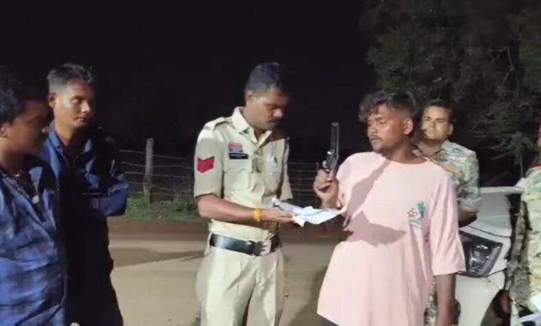 बाजार में कट्टा लहराकर दहशत फैलाने वाला युवक गिरफ्तार, हथियार सप्लायर भी पकड़ा गया बाजार में कट्टा लहराकर दहशत फैलाने वाला युवक गिरफ्तार, हथियार सप्लायर भी पकड़ा गया