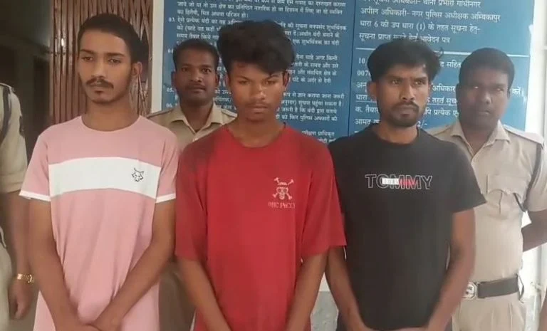 अंबिकापुर में 5 लाख की चोरी का खुलासा, घर के नौकर और ड्राइवर निकले चोर अंबिकापुर में 5 लाख की चोरी का खुलासा, घर के नौकर और ड्राइवर निकले चोर