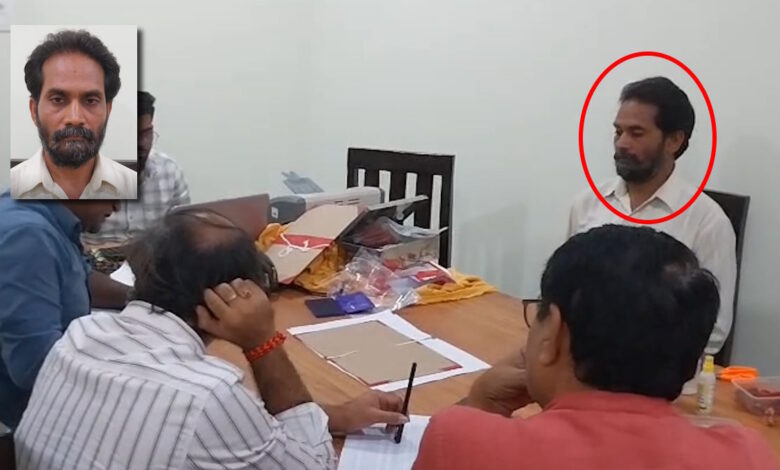पे-डेटा के नाम पर रिश्वत मांगना पड़ा भारी, प्रभारी सिविल सर्जन गिरफ्तार पे-डेटा के नाम पर रिश्वत मांगना पड़ा भारी, प्रभारी सिविल सर्जन गिरफ्तार