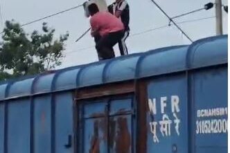 पेंड्रारोड रेलवे स्टेशन पर बड़ा हादसा टला, मालगाड़ी की छत पर चढ़ा युवक हाईटेंशन तार पकड़ने पहुंचा पेंड्रारोड रेलवे स्टेशन पर बड़ा हादसा टला, मालगाड़ी की छत पर चढ़ा युवक हाईटेंशन तार पकड़ने पहुंचा