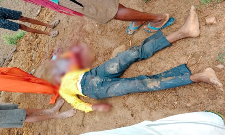 बलरामपुर में हेडमास्टर की बेरहमी से हत्या, स्कूल जाते समय धारदार हथियार से वार बलरामपुर में हेडमास्टर की बेरहमी से हत्या, स्कूल जाते समय धारदार हथियार से वार