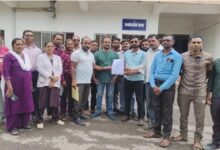 दो माह का बकाया वेतन और ग्रेच्युटी की मांग को लेकर 108 एंबुलेंस कर्मियों ने कलेक्टर से लगाई गुहार