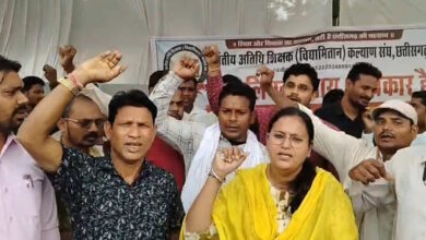 अतिथि शिक्षकों की अनिश्चितकालीन हड़ताल, संविलियन की मांग तेज