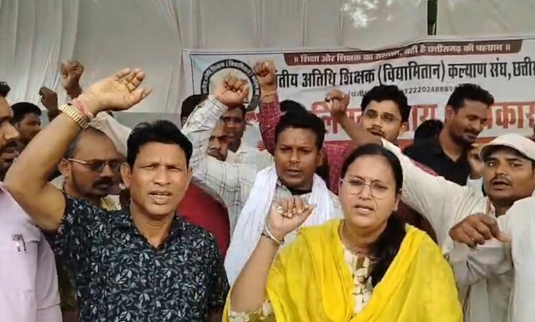 अतिथि शिक्षकों की अनिश्चितकालीन हड़ताल, संविलियन की मांग तेज अतिथि शिक्षकों की अनिश्चितकालीन हड़ताल, संविलियन की मांग तेज