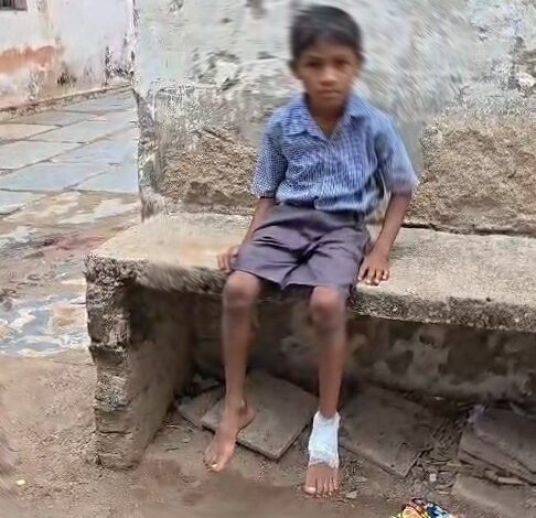 स्कूल में असामाजिक गतिविधियों का कहर, मासूम घायल होने के बाद हंगामा स्कूल में असामाजिक गतिविधियों का कहर, मासूम घायल होने के बाद हंगामा