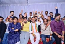 कांग्रेस कार्यकर्ताओं पर FIR के विरोध में थाने के बाहर धरने पर बैठे दीपक बैज
