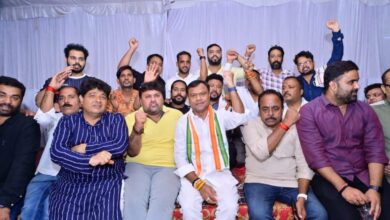 कांग्रेस कार्यकर्ताओं पर FIR के विरोध में थाने के बाहर धरने पर बैठे दीपक बैज