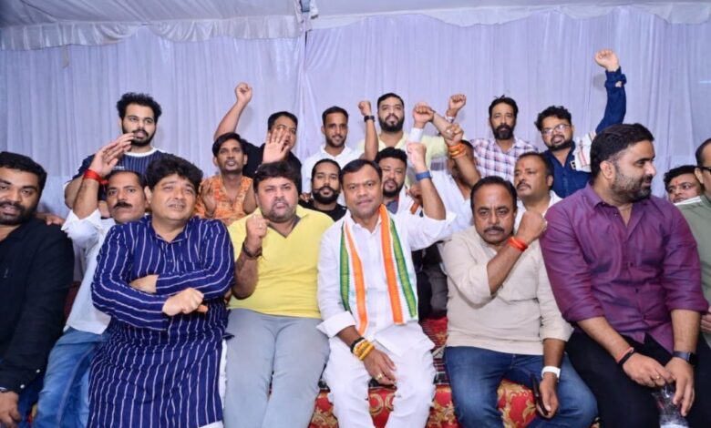 कांग्रेस कार्यकर्ताओं पर FIR के विरोध में थाने के बाहर धरने पर बैठे दीपक बैज कांग्रेस कार्यकर्ताओं पर FIR के विरोध में थाने के बाहर धरने पर बैठे दीपक बैज