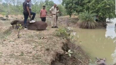फिंगेश्वर के सरगी नाला में मिला युवक का सड़ा-गला शव, जांच में जुटी पुलिस फिंगेश्वर के सरगी नाला में मिला युवक का सड़ा-गला शव, जांच में जुटी पुलिस