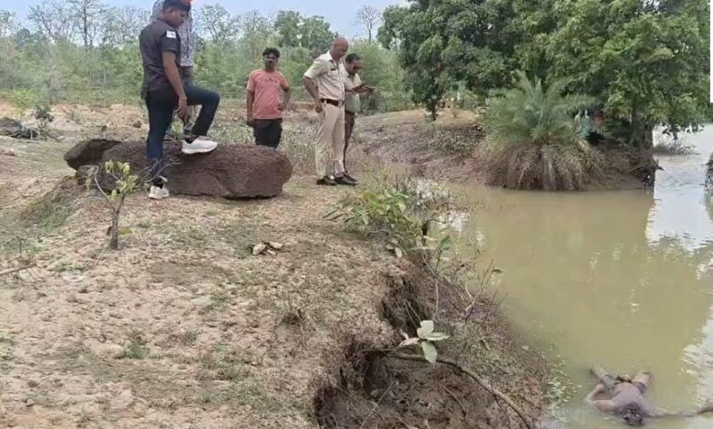 फिंगेश्वर के सरगी नाला में मिला युवक का सड़ा-गला शव, जांच में जुटी पुलिस फिंगेश्वर के सरगी नाला में मिला युवक का सड़ा-गला शव, जांच में जुटी पुलिस