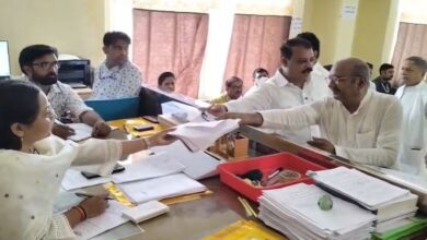 नामांकन के आखिरी दिन कांग्रेस का बड़ा दांव, घनश्याम सिंह के साथ जुटे पार्टी के दिग्गज नेता नामांकन के आखिरी दिन कांग्रेस का बड़ा दांव, घनश्याम सिंह के साथ जुटे पार्टी के दिग्गज नेता