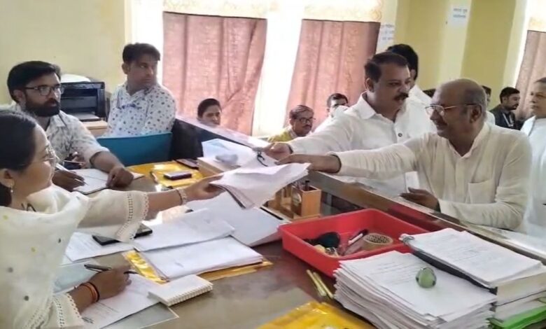 नामांकन के आखिरी दिन कांग्रेस का बड़ा दांव, घनश्याम सिंह के साथ जुटे पार्टी के दिग्गज नेता