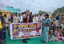 सड़क निर्माण की मांग को लेकर ग्रामीणों ने नेशनल हाइवे जाम किया