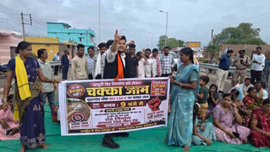 सड़क निर्माण की मांग को लेकर ग्रामीणों ने नेशनल हाइवे जाम किया सड़क निर्माण की मांग को लेकर ग्रामीणों ने नेशनल हाइवे जाम किया