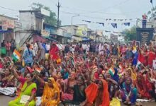 सड़क निर्माण की मांग पर ग्रामीणों का चक्काजाम जारी