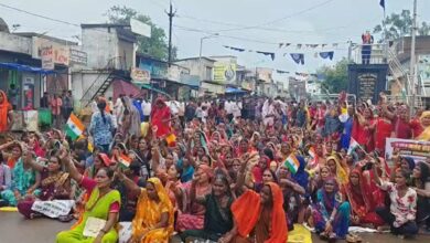 सड़क निर्माण की मांग पर ग्रामीणों का चक्काजाम जारी सड़क निर्माण की मांग पर ग्रामीणों का चक्काजाम जारी