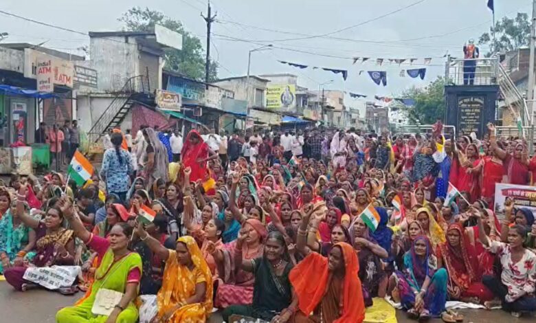 सड़क निर्माण की मांग पर ग्रामीणों का चक्काजाम जारी सड़क निर्माण की मांग पर ग्रामीणों का चक्काजाम जारी
