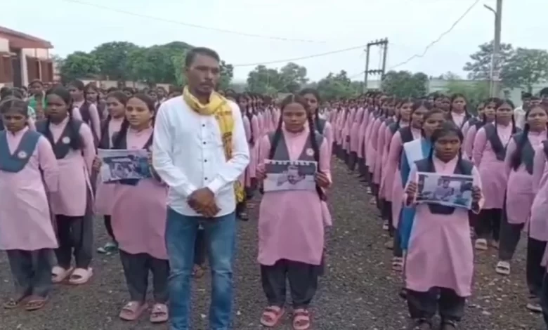 छात्राओं से PM मोदी के नाम अपील का वीडियो वायरल, स्कूल प्राचार्य निलंबित छात्राओं से PM मोदी के नाम अपील का वीडियो वायरल, स्कूल प्राचार्य निलंबित