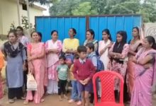 शिक्षक नहीं मिलने से बच्चों की पढ़ाई प्रभावित, पालकों ने स्कूल गेट पर लगाया ताला