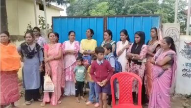 शिक्षक नहीं मिलने से बच्चों की पढ़ाई प्रभावित, पालकों ने स्कूल गेट पर लगाया ताला