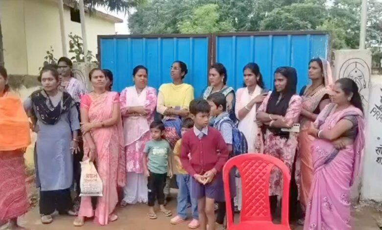 शिक्षक नहीं मिलने से बच्चों की पढ़ाई प्रभावित, पालकों ने स्कूल गेट पर लगाया ताला शिक्षक नहीं मिलने से बच्चों की पढ़ाई प्रभावित, पालकों ने स्कूल गेट पर लगाया ताला