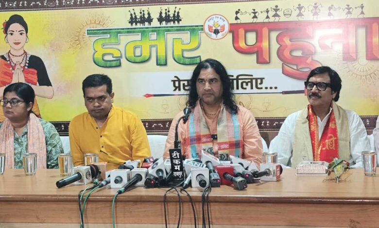 देवकी नंदन ठाकुर ने उठाया संस्कारों का मुद्दा, स्कूलों में चरित्र शिक्षा की मांग