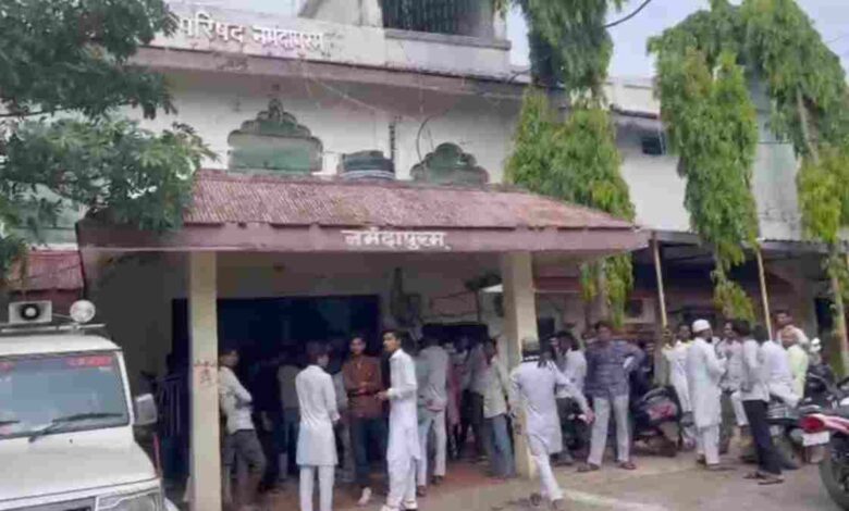 नर्मदा घाट पर अवैध निर्माण हटाने को लेकर विरोध, प्रशासन ने संभाली स्थिति नर्मदा घाट पर अवैध निर्माण हटाने को लेकर विरोध, प्रशासन ने संभाली स्थिति