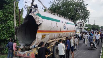 मुंबई-आगरा हाईवे पर टैंकर में भीषण ब्लास्ट, एक की मौत चालक और वेल्डर गंभीर घायल मुंबई-आगरा हाईवे पर टैंकर में भीषण ब्लास्ट, एक की मौत चालक और वेल्डर गंभीर घायल