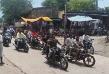 महिला अपराध के विरोध में सड़कों पर उतरे ग्रामीण, आरोपियों की गिरफ्तारी की मांग