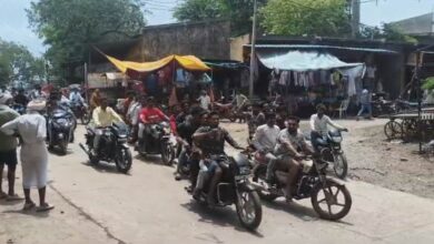महिला अपराध के विरोध में सड़कों पर उतरे ग्रामीण, आरोपियों की गिरफ्तारी की मांग