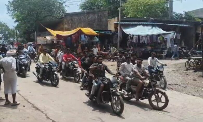 महिला अपराध के विरोध में सड़कों पर उतरे ग्रामीण, आरोपियों की गिरफ्तारी की मांग महिला अपराध के विरोध में सड़कों पर उतरे ग्रामीण, आरोपियों की गिरफ्तारी की मांग