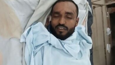 सड़क किनारे मिला घायल युवक, अस्पताल में मौत के बाद हत्या की जांच शुरू सड़क किनारे मिला घायल युवक, अस्पताल में मौत के बाद हत्या की जांच शुरू