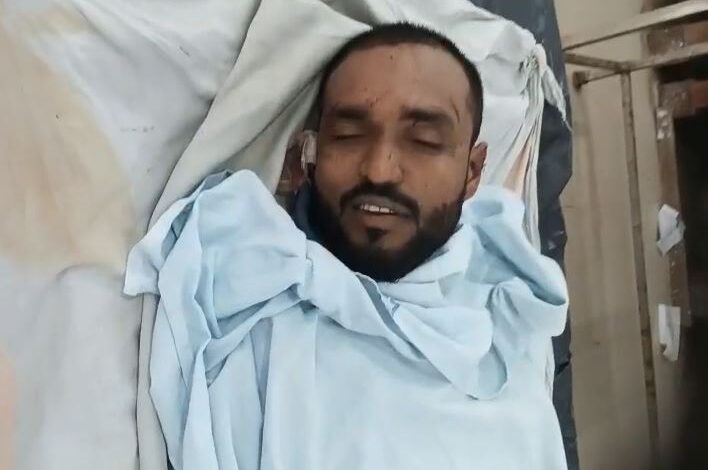 सड़क किनारे मिला घायल युवक, अस्पताल में मौत के बाद हत्या की जांच शुरू सड़क किनारे मिला घायल युवक, अस्पताल में मौत के बाद हत्या की जांच शुरू