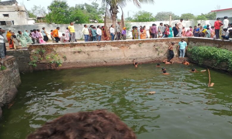 प्राचीन बावड़ी में डूबने से दो मासूम बच्चों की मौत, कुंबरगढ़ में पसरा मातम प्राचीन बावड़ी में डूबने से दो मासूम बच्चों की मौत, कुंबरगढ़ में पसरा मातम