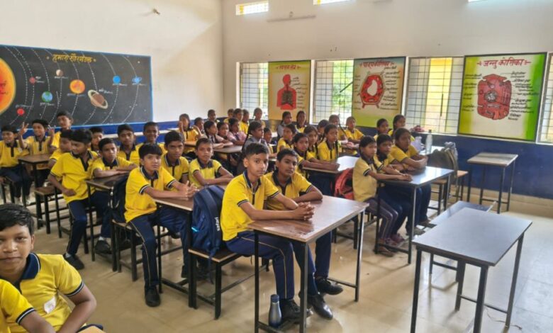 इंग्लिश मीडियम स्कूल में शिक्षकों की कमी से संकट, 95 बच्चों की पढ़ाई प्रभावित इंग्लिश मीडियम स्कूल में शिक्षकों की कमी से संकट, 95 बच्चों की पढ़ाई प्रभावित