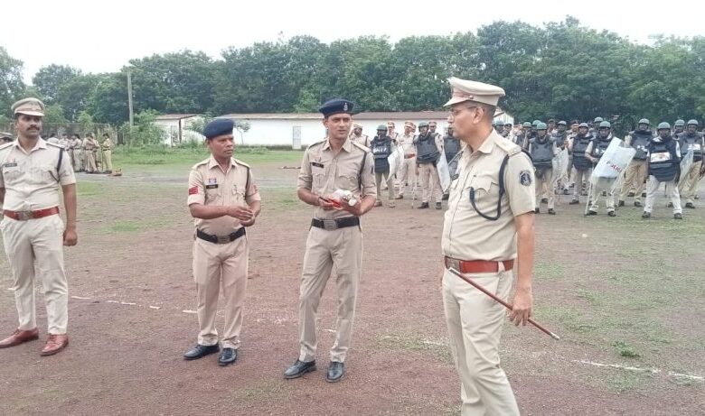 जांजगीर पुलिस ने किया बलवा ड्रिल अभ्यास, जवानों को दिए कानून-व्यवस्था के निर्देश जांजगीर पुलिस ने किया बलवा ड्रिल अभ्यास, जवानों को दिए कानून-व्यवस्था के निर्देश