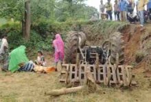 जुताई करते समय अनियंत्रित हुआ ट्रैक्टर, चालक की गई जान
