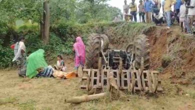 जुताई करते समय अनियंत्रित हुआ ट्रैक्टर, चालक की गई जान